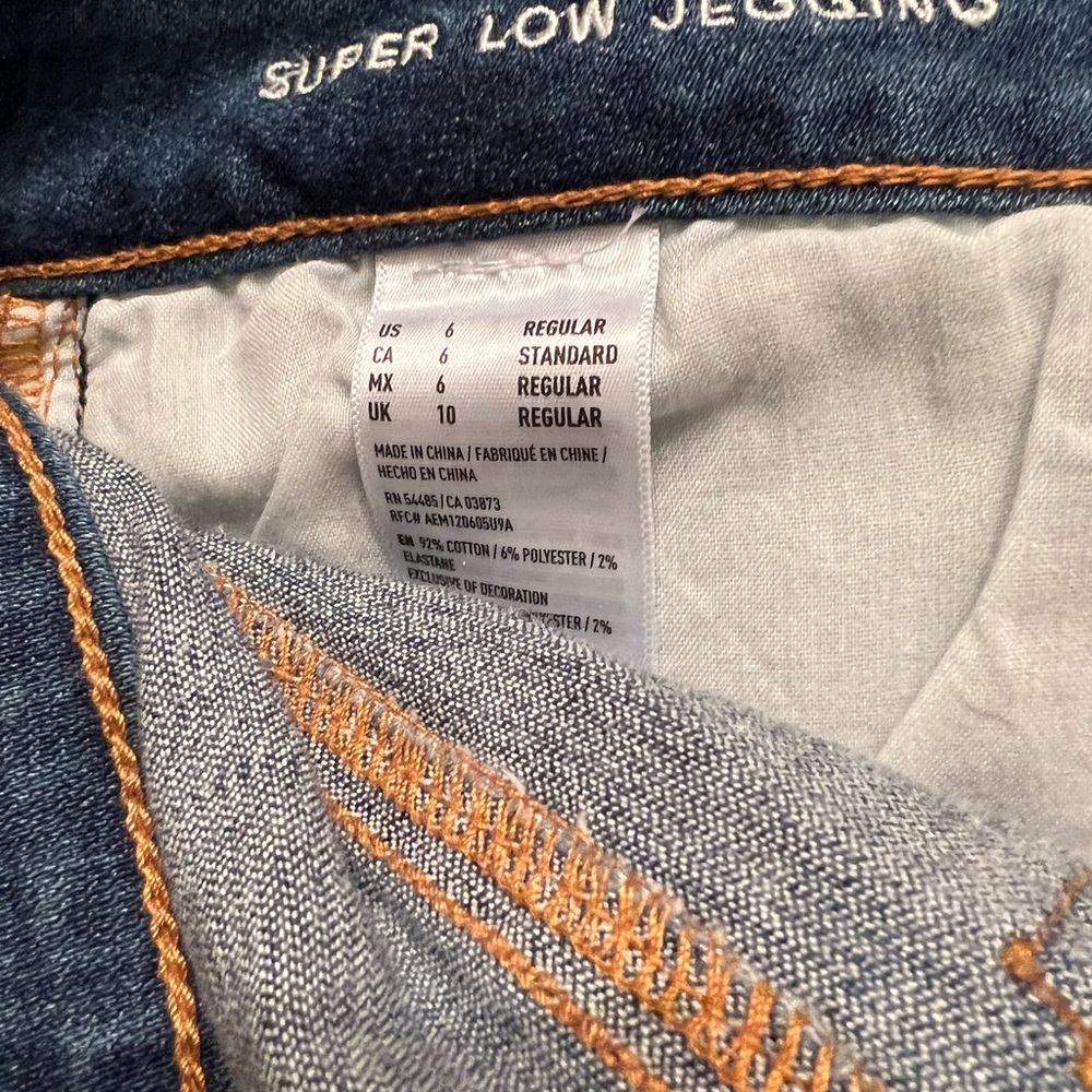 Women’s American Eagle low rise ripped jeggings